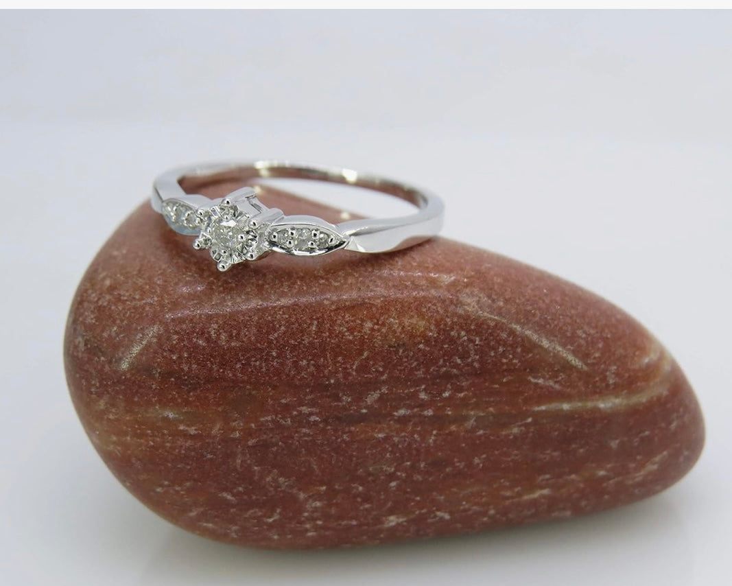 The “Abbagliare” 0.05CT 925