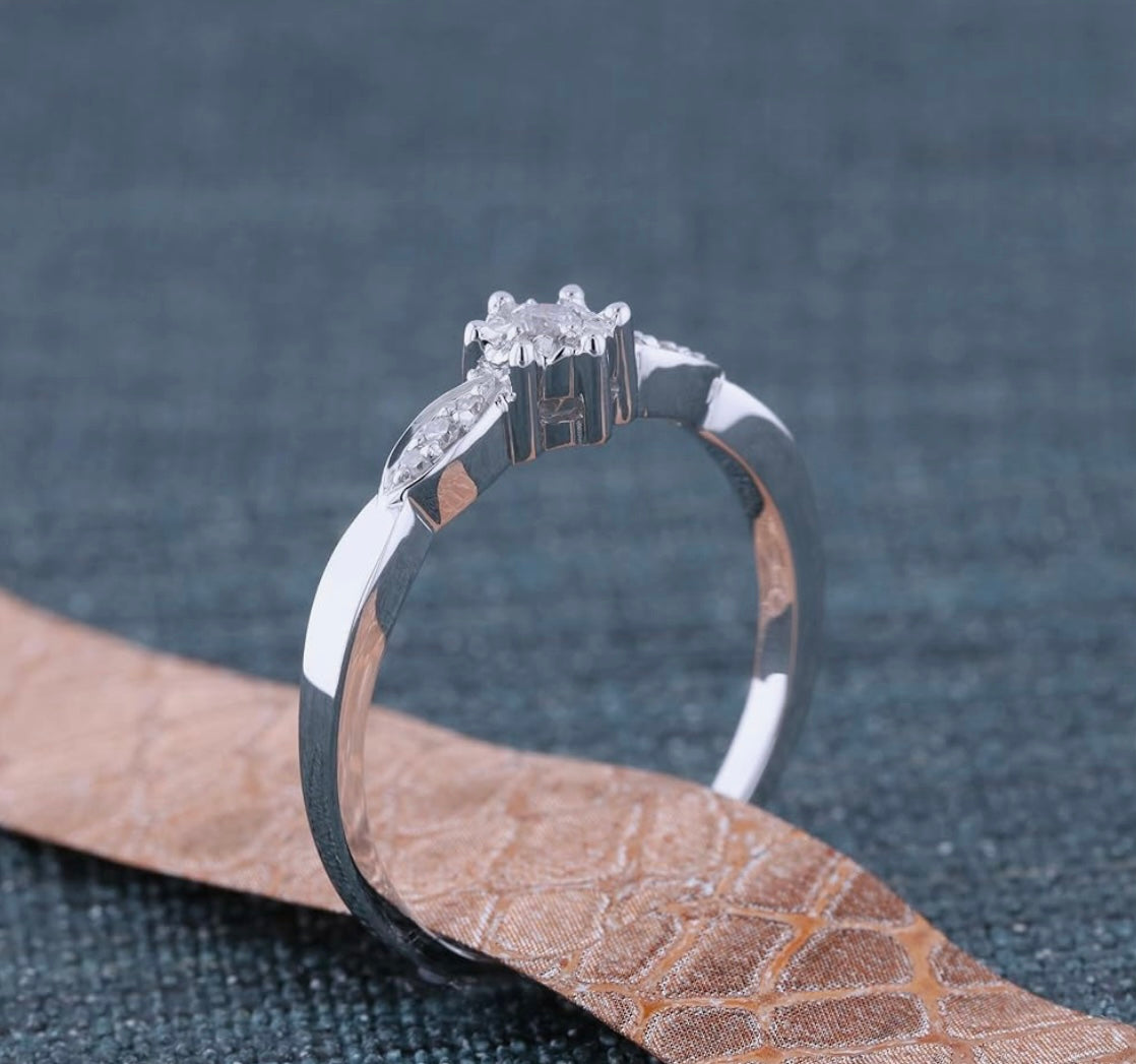 The “Abbagliare” 0.05CT 925